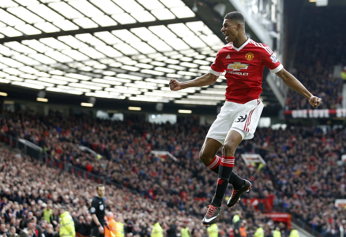 Este es el festejo del joven Marcus Rashford luego de marcar el primer gol contra el Arsenal. (Foto Prensa Libre: AP)