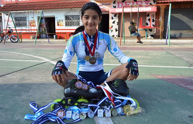 Rahel Cardona posa con las medallas que ganó en el 2015, en sus primeros meses como atelta de patinaje. (Foto Prensa Libre: Víctor Gómez)