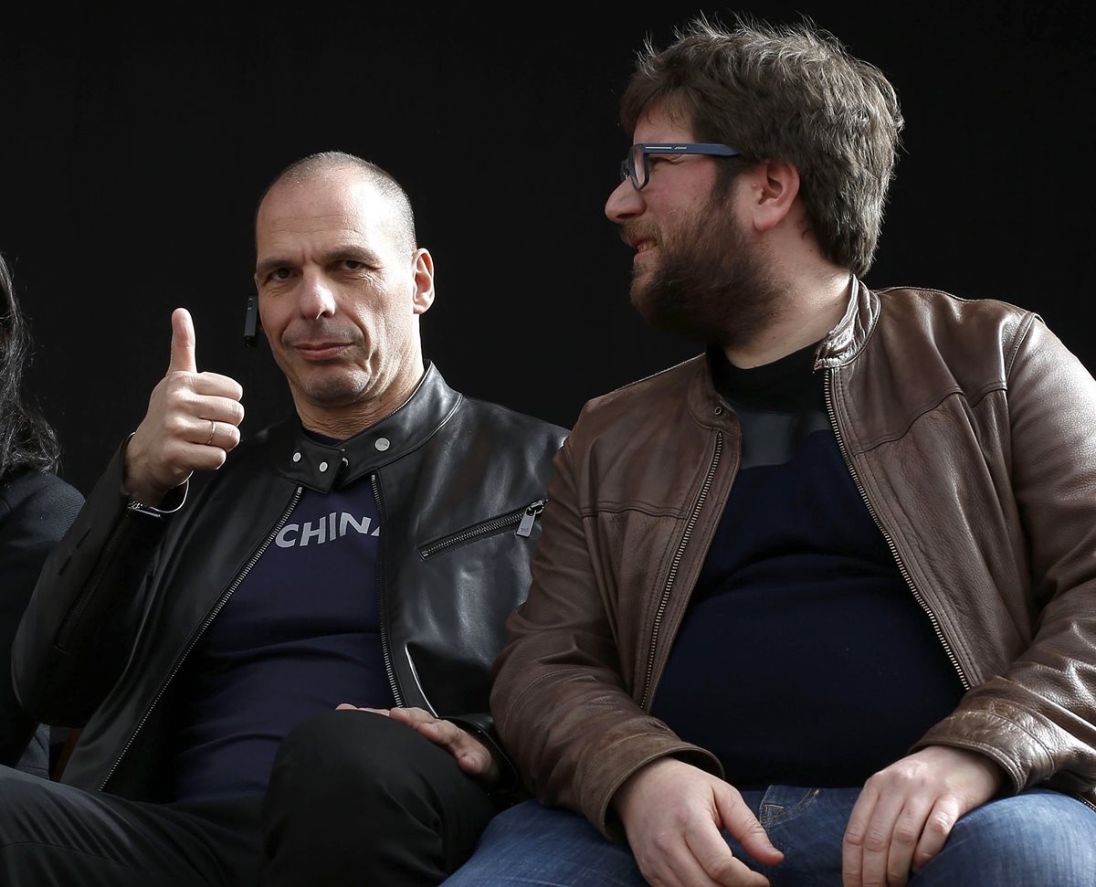 Yanis Varufakis (i), junto al eurodiputado de Podemos Miguel Urbán. (Foto PL: EFE)