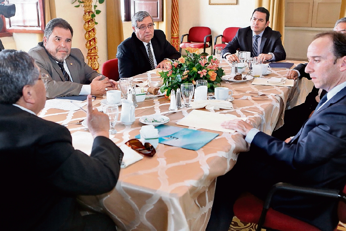 Al fondo, el presidente Jimmy Morales y el vicepresidente Jafeth Cabrera, durante la cita en el Palacio Arzobispal. (Foto Prensa Libre: Presidencia)