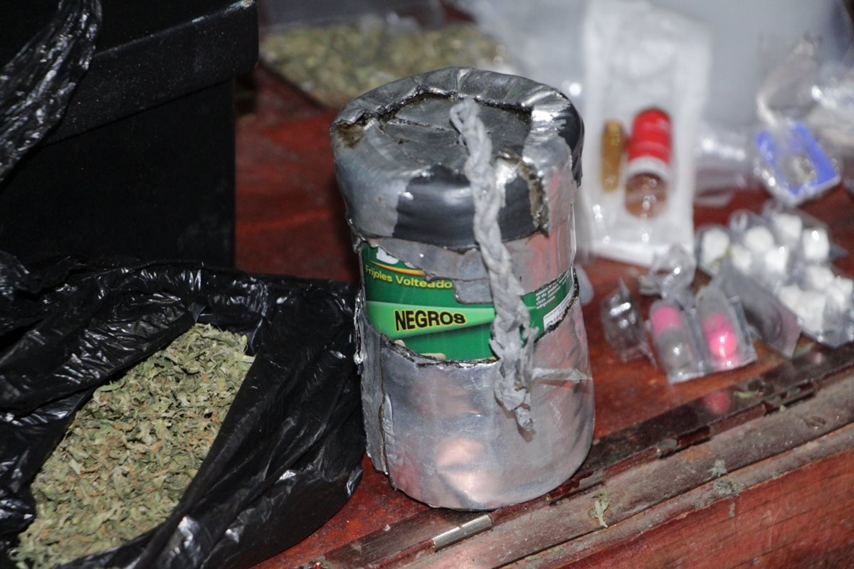 Un artefacto explosivo de fabricación casera destaca entre lo incautado este martes en Villa Nueva. (Foto Prensa Libre: Cortesía PNC)