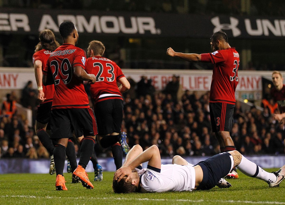 Craig Dawson -4- festeja el empate del West Bromwich Albion. (Foto Prensa Libre: AFP)