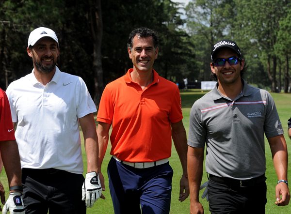 Roberto Trota, exfutbolista argentino, Diego Bustos, periodista de CNN, y José Toledo, golfista nacional, en el campeonato invitacional de golf Mercedes Trophy, en el campo de la Hacienda Nueva Country Club, San José Pinula. (Foto Prensa Libre: Edwin Fajardo)