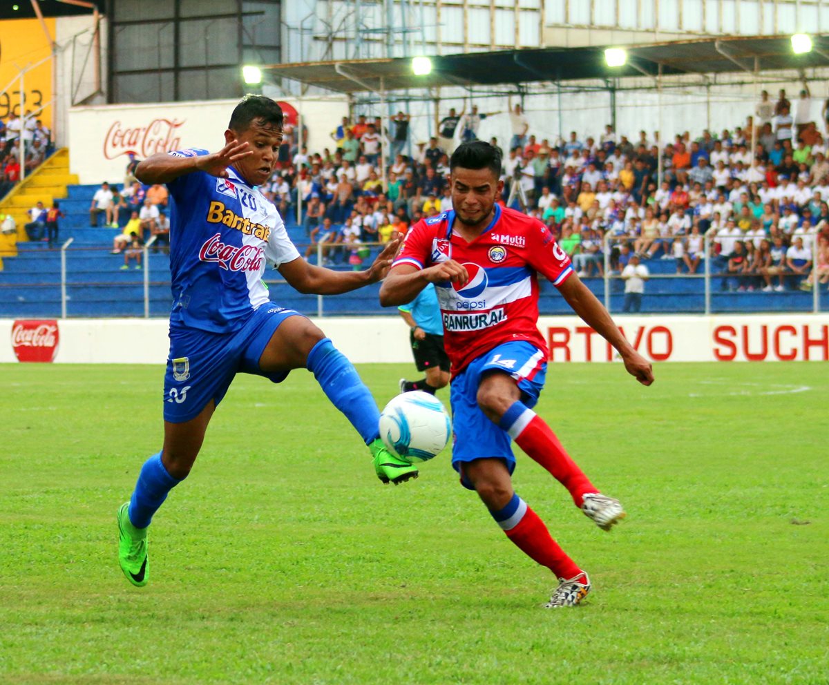 Los jugadores pelearon balón por balón en el Carlos Salazar. (Foto Prensa Libre: Rolando Miranda)