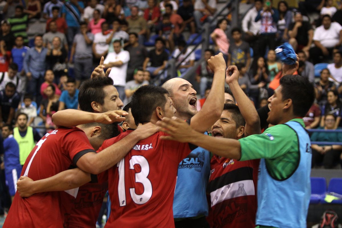 Los jugadores de Glucosoral celebran luego de coronarse tetracampeones del futsal guatemalteco. (Foto Prensa Libre: Jesús Cuque).