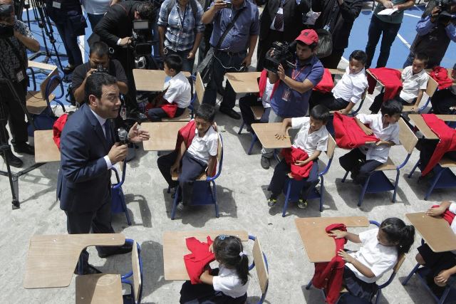 Jimmy Morales se dirige a los estudiantes, quienes permanecieron bajo el sol. (Foto Prensa Libre)