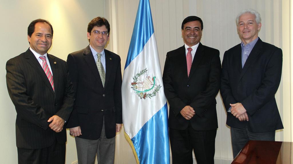 Edwin Giovanni Verbena De León, segundo de la derecha a la izquierda, después de su juramentación como nuevo vice ministro. (Foto Prensa Libre: Cortesía Mineco).