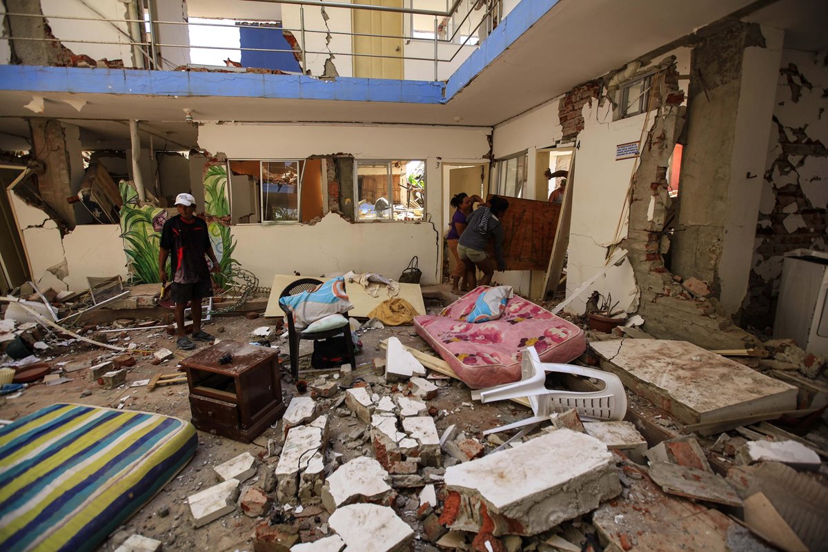 Vista de una vivienda con destrozos en Canoa, localidad en donde al menos unas 36 murieron. (Foto Prensa Libre: EFE).