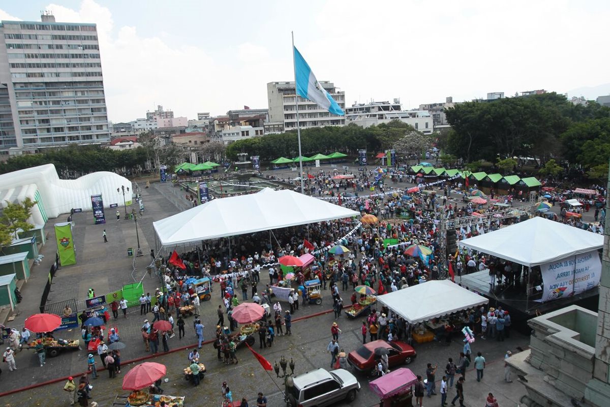Los manifestantes realizan un plantón en la Plaza de la Constitución. (Foto Prensa Libre: Álvaro Interiano)