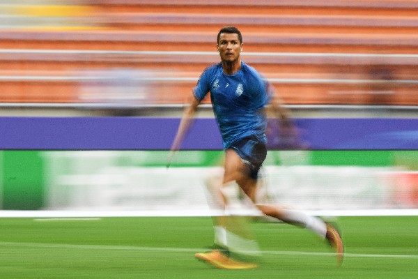 Cristiano Ronaldo se entrenó con normalidad y estará mañana en la final de la Champions. (Foto Prensa Libre: EFE)