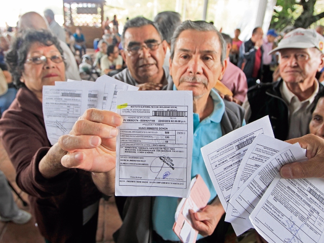 Adultos mayores denuncian que los hacen llegar a preguntar si hay medicinas y la respuesta recurrente es que no tienen. (Foto Prensa Libre: Edwin Bercián)