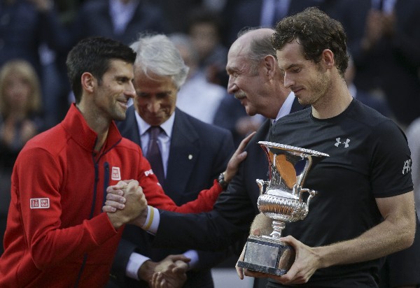 Djokovic felicita a Murray tras conquistas el Torneo de Roma. (Foto Prensa Libre: AFP).