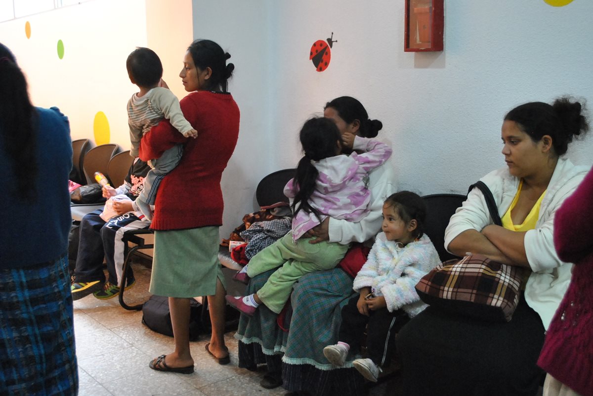 Niños deben ser vacunados para evitar enfermedades como la tos ferina. (Foto Prensa Libre: Hemeroteca PL)