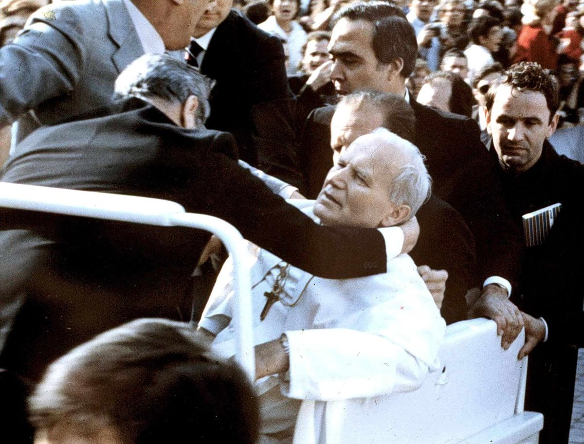 El 13 de mayo 1981 el Papa Juan Pablo II colapsa después de ser disparado por el turco Mehmet Ali Agca, en la Plaza de San Pedro, Roma. (Foto: Hemeroteca PL