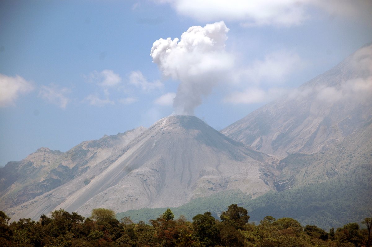 La actividad del Volcán Santiaguito varió en los últimos años, y esto ha originado acumulación de material en la parte alta del cono. (Foto Prensa Libre: Hemeroteca PL)