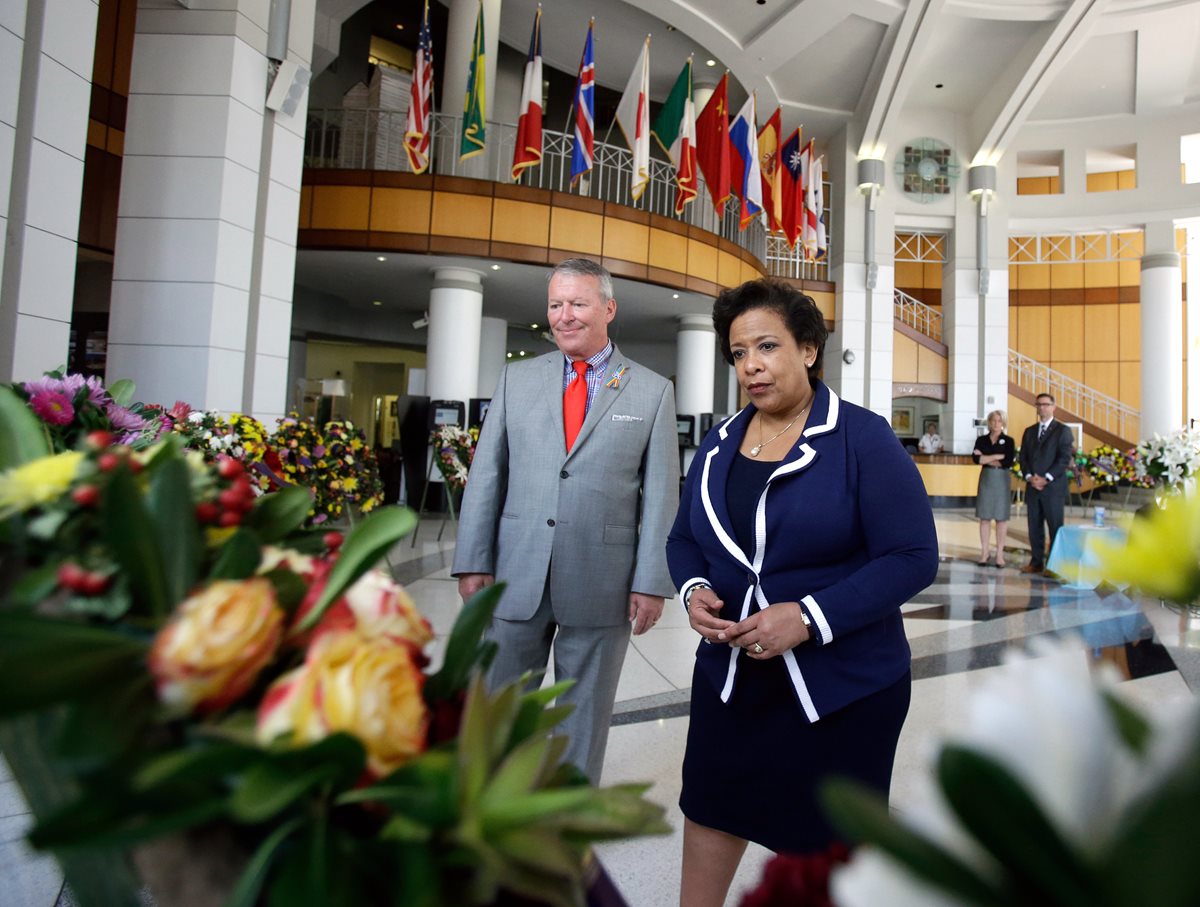 Loretta Lynch, fiscal general de EE. UU., visita un memorial de víctimas en Orlando. (Foto: AP)