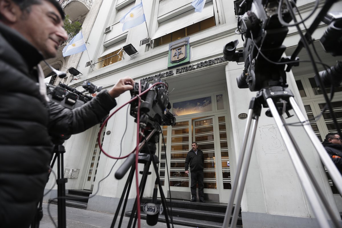 La FIFA nombró este lunes la comisión normalizadora que tomará las riendas de la Asociación de Fútbol Argentino (AFA) , sumida en una grave crisis institucional. (Foto Prensa Libre: AFP)