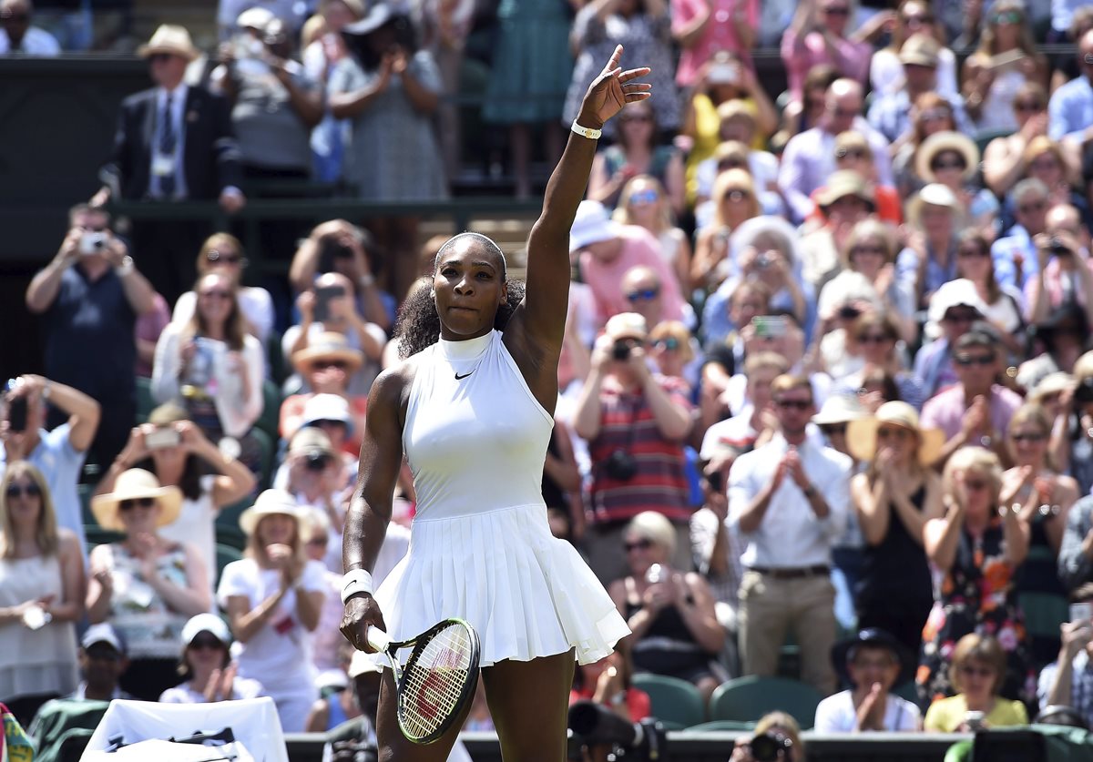 La estadounidense Serenna Williams celebra su victoria contra la rusa Elena Vesnina en la semifinal del torneo de Wimbledon. (Foto Prensa Libre: EFE)