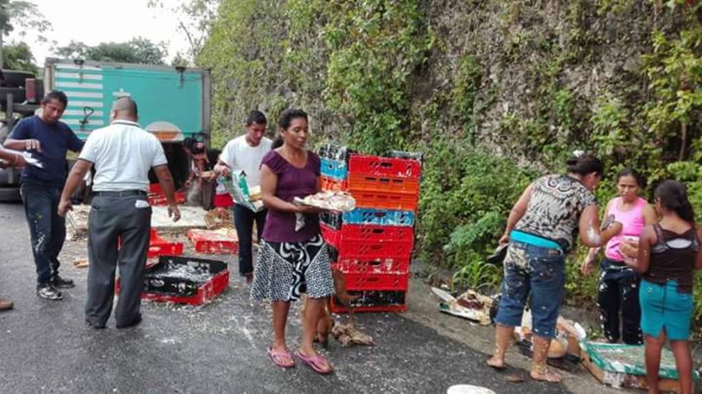 Curiosos se las ingenian para recoger el alimento, en Dolores, Petén. (Foto Prensa Libre: Walfredo Obando).