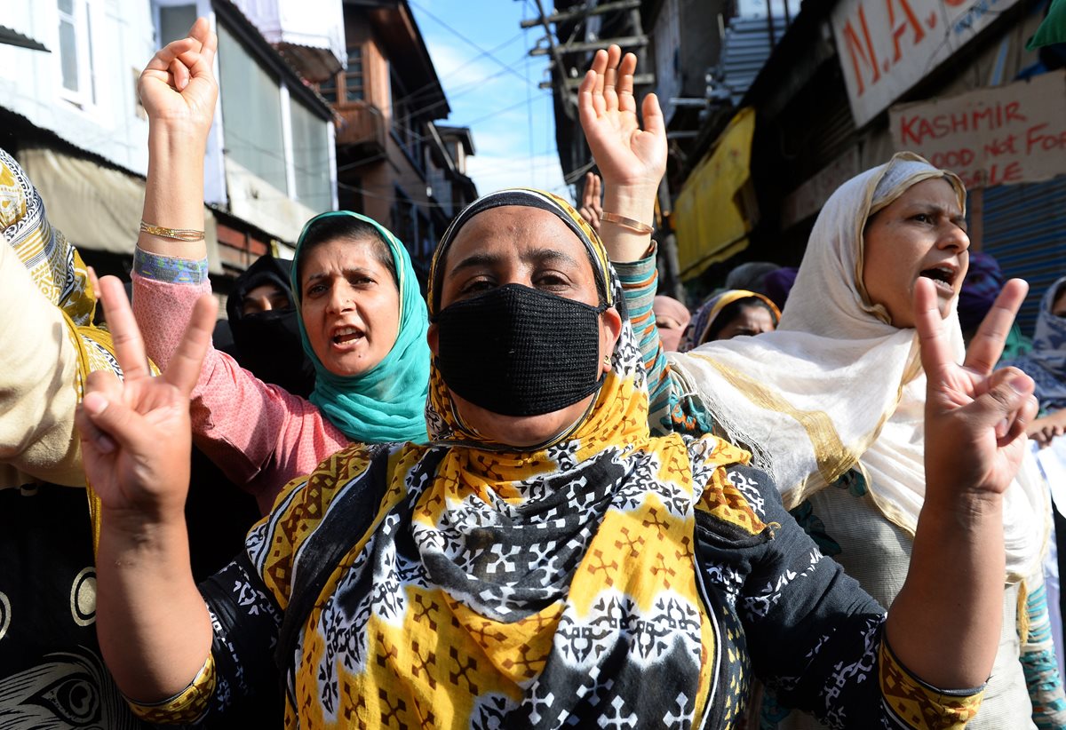 Mujeres hindúes durante una protestas en contra de la violencia de género. (Foto Prensa Libre: AFP).