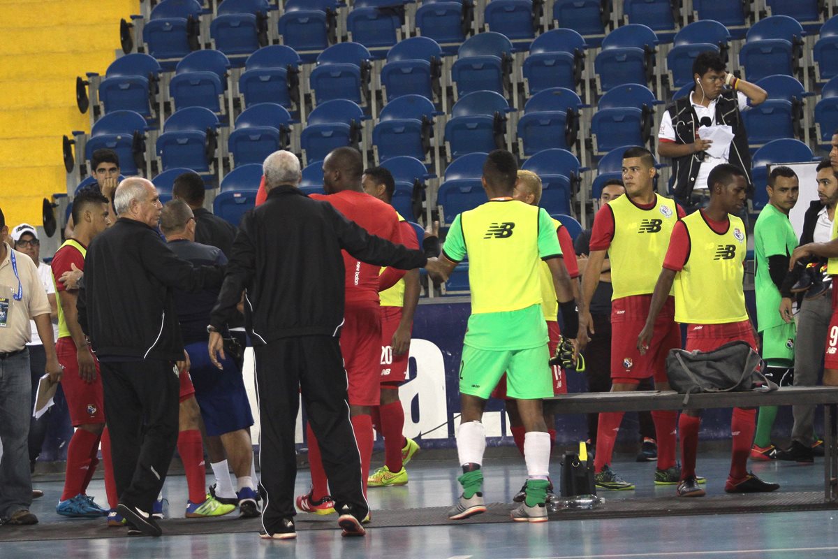 Este fue el momento en el que los panameños se retiraron del partido. (Foto Prensa Libre: Jesús Cuque)