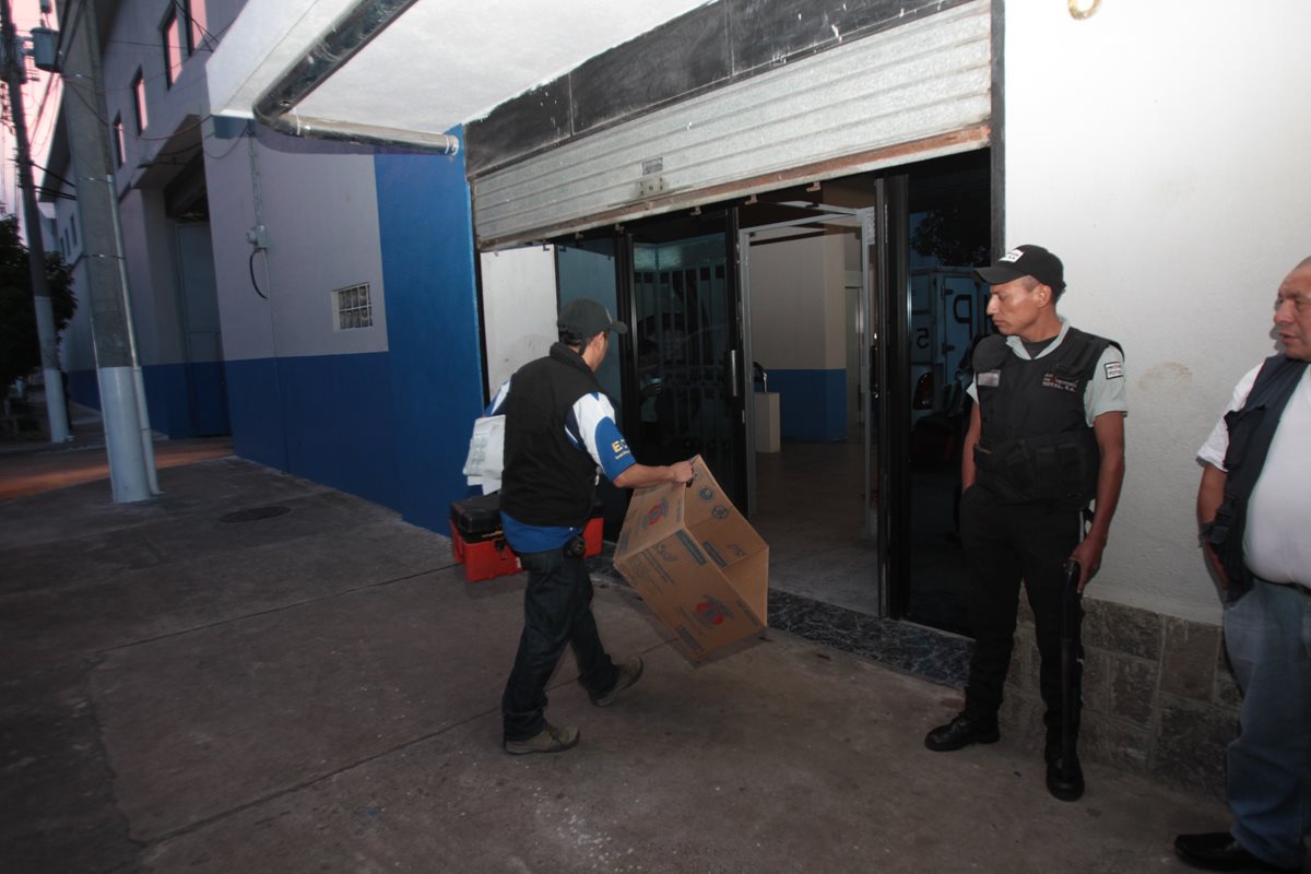 Ministerio Pública secuestra evidencias y cierra bodega del Transurbano. (Foto Prensa Libre: Érick Ávila)