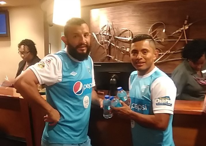 Hamilton López y Carlos Mejía, en el hotel de concentración. (Foto Prensa Libre: Edwin Fajardo)