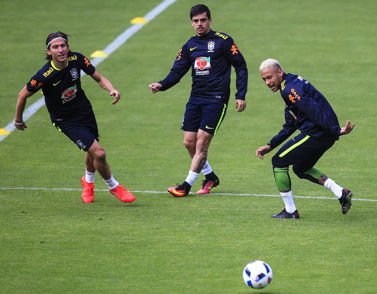 Filipe Luis, Fagner y Neymar durante la práctica de Brasil este martes. (Foto Prensa Libre: EFE)