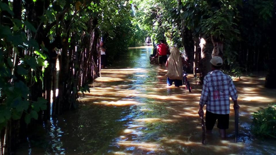 Pobladores de Telemán, en Panzós, Alta Verapaz, resultan damnificados por crecida del río Polochic. (Foto Prensa Libre: Conred)