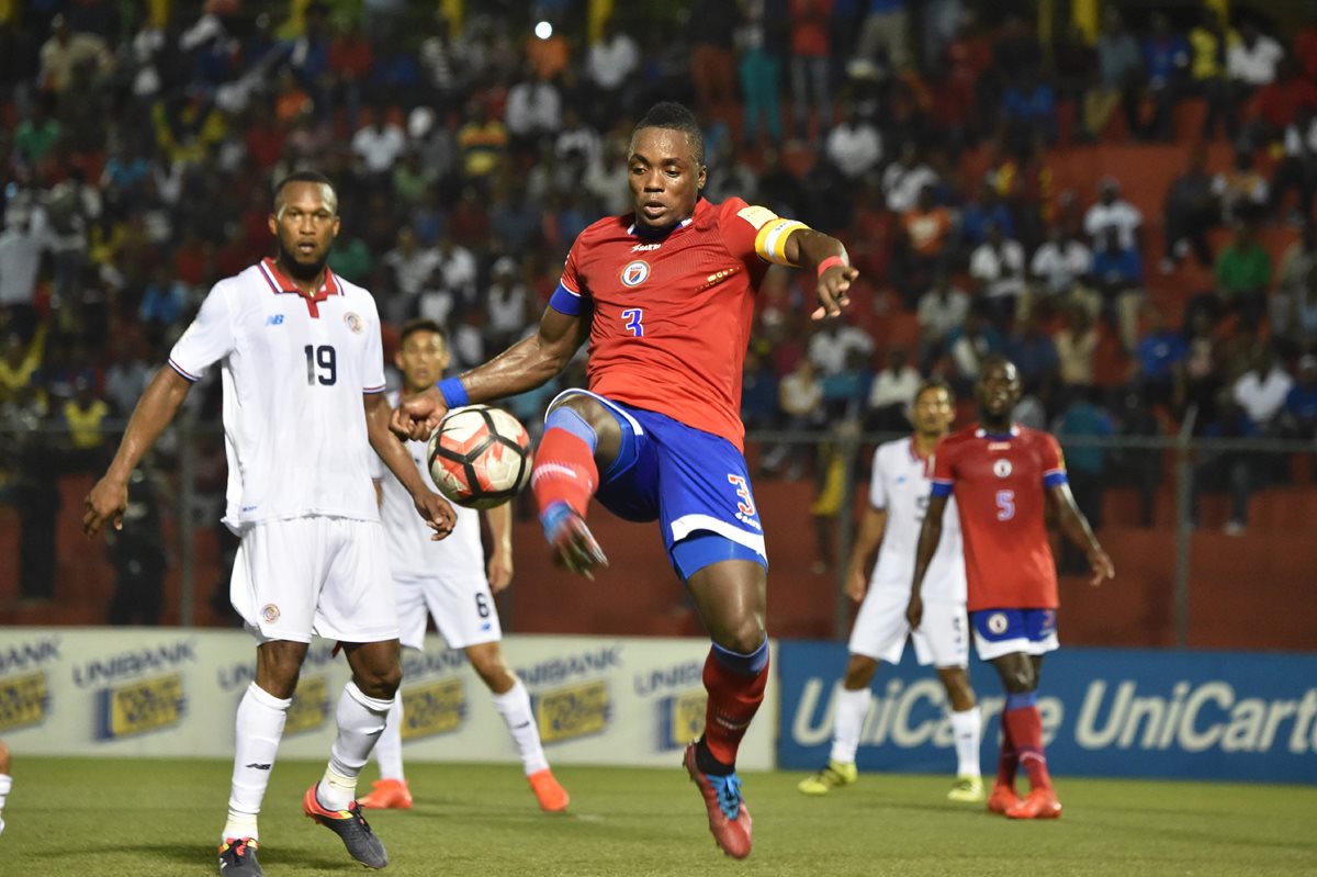 Acción durante el partido de Costa Rica y Haití. (Foto Prensa Libre: AFP)