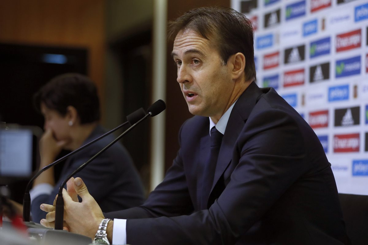 El técnico de la selección de España, Julen Lopetegui, durante la conferencia de prensa de este viernes donde dio a conocer la nómina de convocados para los partidos contra Italia y Albania. (Foto Prensa Libre: EFE)