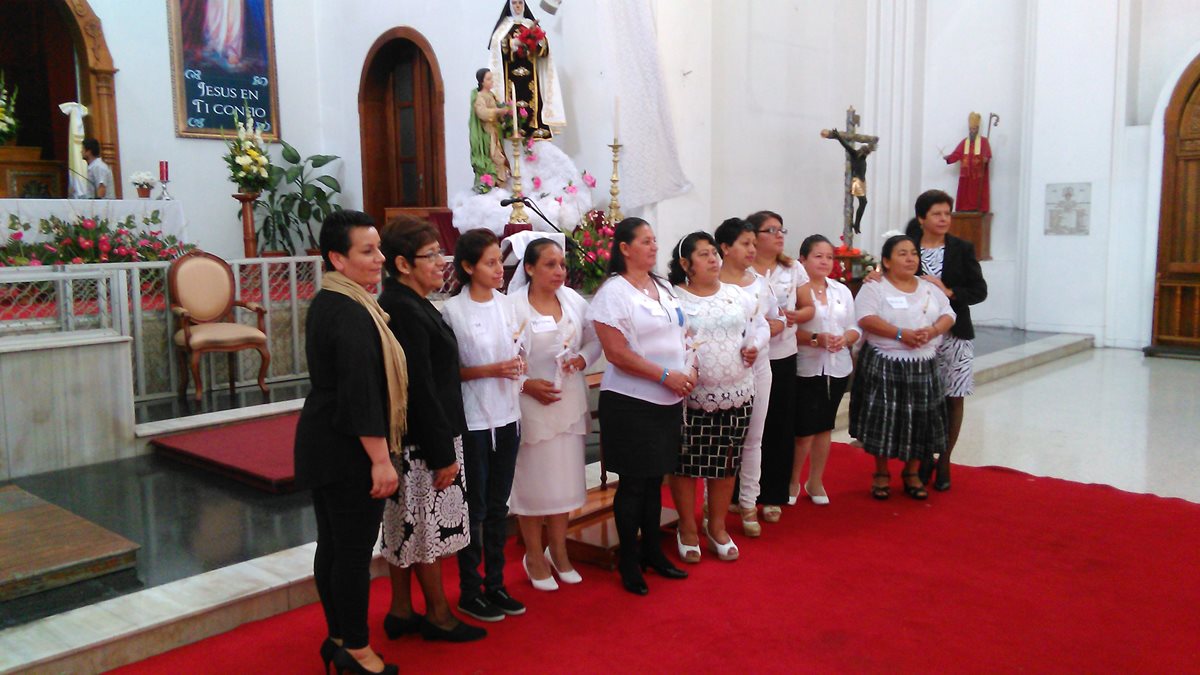 Voceadoras reciben los sacramentos de iniciación católica, en templo Santa Teresa, zona 1. (Foto Prensa Libre: Brenda Martínez)