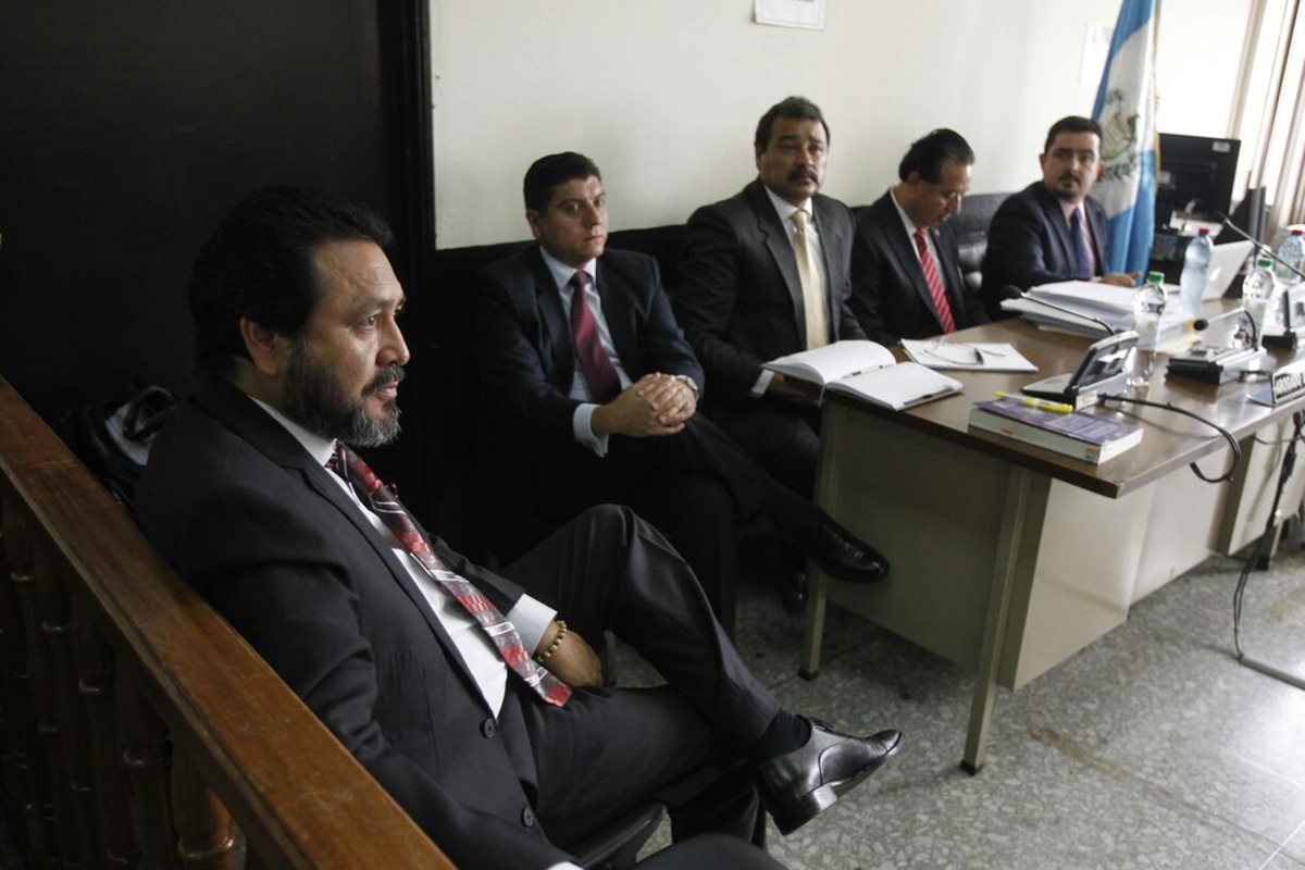 El expresidente del Congreso Gudy Rivera escucha la declaración de Claudia Escobar en su contra. (Foto Prensa Libre: Paulo Raquec)