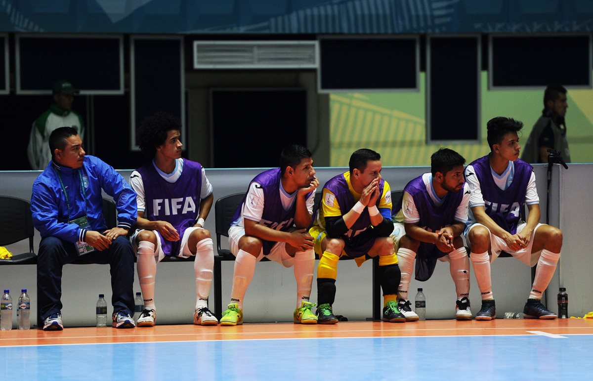 Los jugadores de la Selección Nacional mostraron su decepción, luego del partido contra Paraguay y ahora deberán regresar con la mala noticia de que el torneo de Futsal de Concacaf no se realizará. (Foto Prensa Libre: Francisco Sánchez)