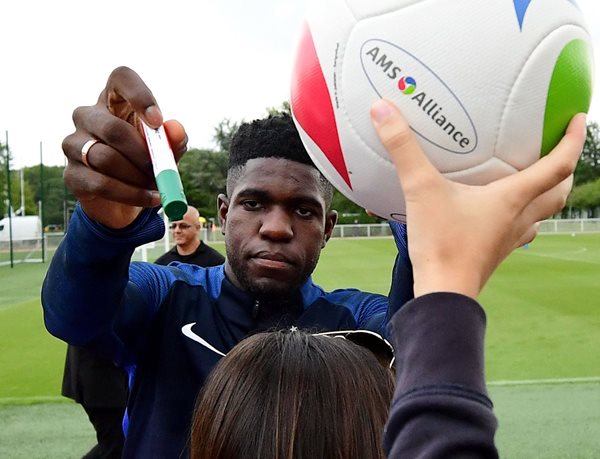 Samuel Umtiti es uno de los grandes fichajes del Barcelona para esta temporada. (Foto Prensa Libre: AFP)