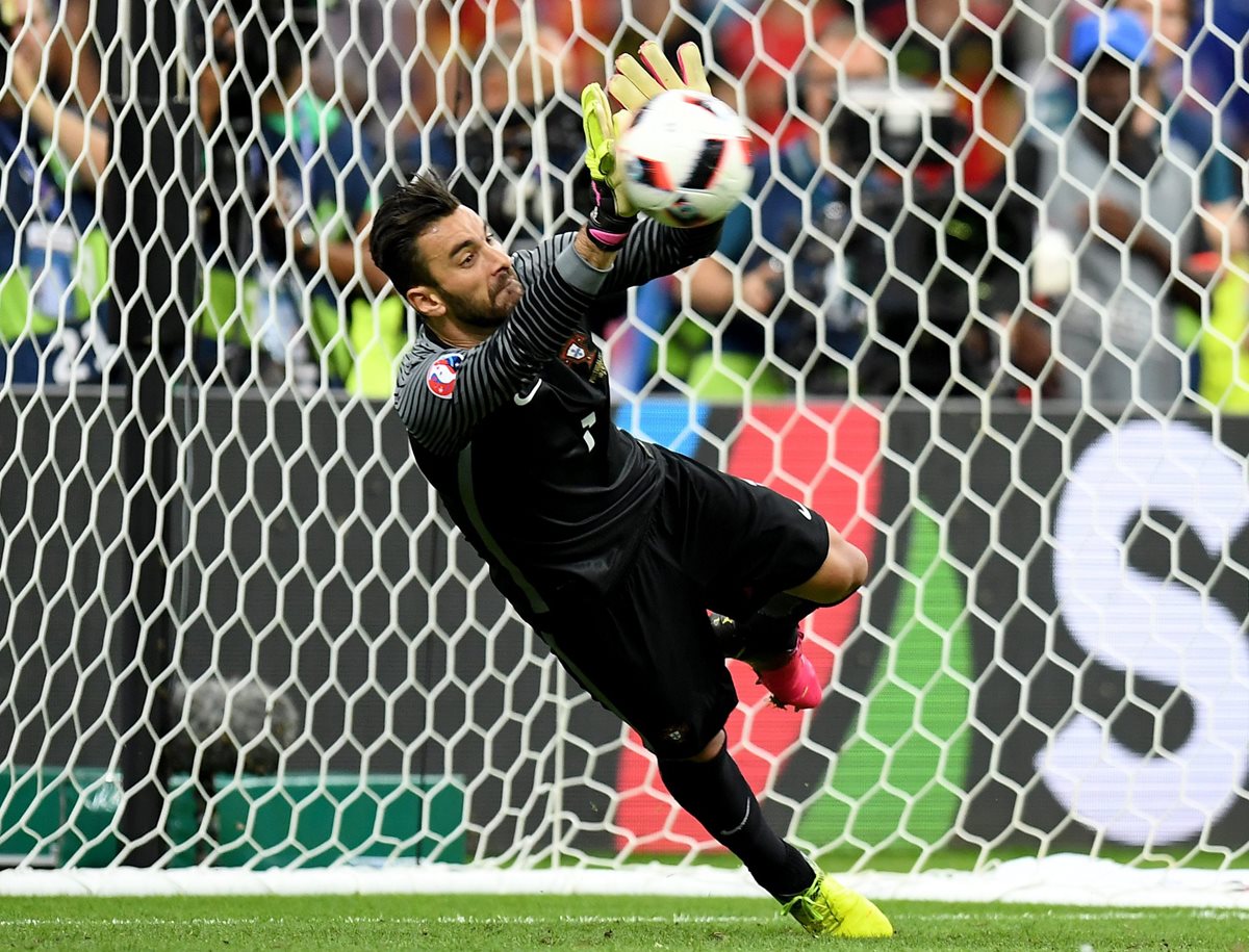 El portero de la selección de Portugal, Rui Patricio, recibirá el homenaje en su ciudad natal donde se colocará la estatua. (Foto Prensa Libre: EFE)