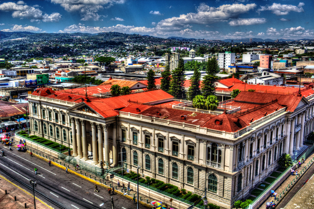 Palacio de gobierno de El Salvador, atacado por guerrilleros en septiembre de 1979. (Foto Prensa Libre: internet)