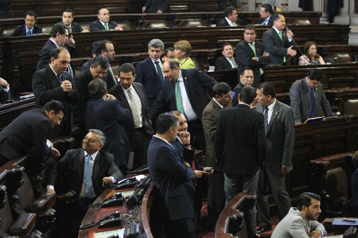 Diputados autorizaron la compra de 500 mil libretas para revalidar los pasaportes.(Foto Prensa Libre:Esbin García)