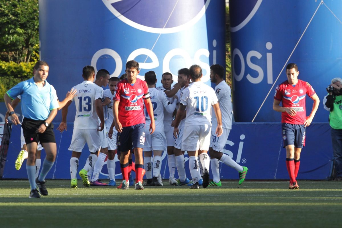 Comunicaciones consiguió un sólido triunfo en casa y es líder momentáneo del torneo. (Foto Prensa Libre: Norvin Mendoza)