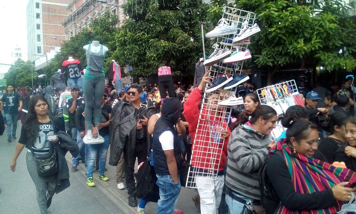 Decenas de vendedores con sus productos en mano, recorren el Paseo de La Sexta exigiendo a la comuna se les permita utilizar el área. (Foto Prensa Libre: Erick Avila)