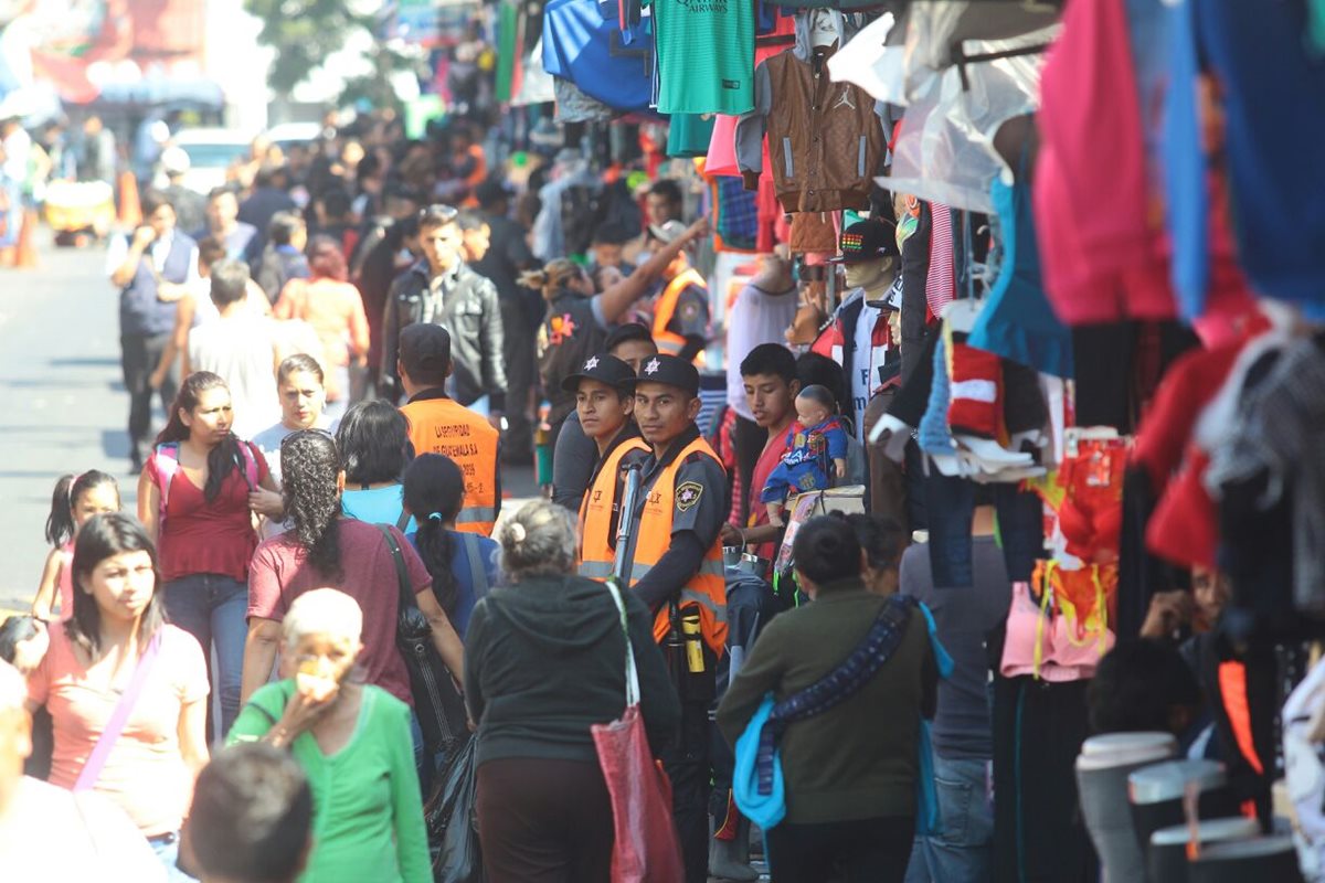 Agentes privados patrullan en las calles y avenidas del mercado El Guarda, en la zona 11 capitalina. (Foto Prensa Libre: Álvaro Interiano)