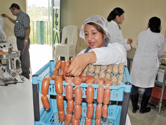 Estudiantes preparan chorizos en el área industrial del Itagro, y llevan registro de cada etapa del proceso. (Foto Prensa Libre: Mike Castillo)