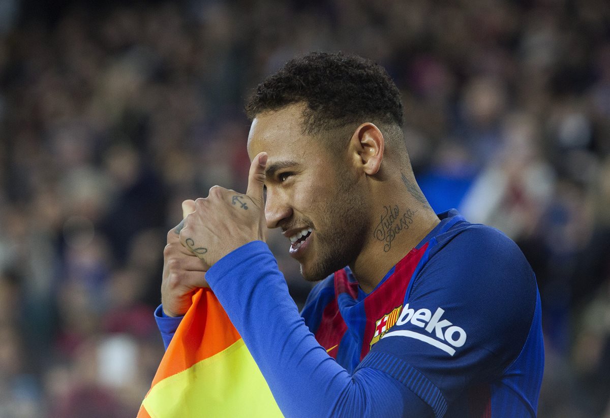 El astro brasileño Neymar debe hacer las pases con la red en la Liga española. (Foto Prensa Libre: EFE)