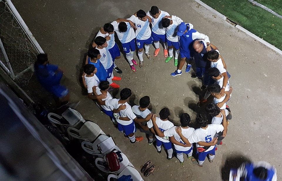 Jugadores de la Sub 17, que entrenaron por 20 morfociclos vieron frustrados sus sueños ante la suspensión que le impide competir. (Foto Prensa Libre: Hemeroteca PL).