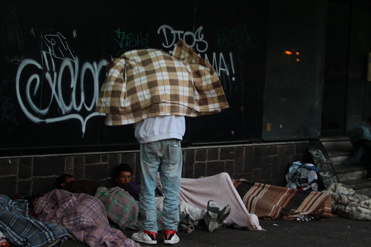 Las personas que pernoctan en la vía pública son las más vulnerables a las bajas temperaturas.(Foto Prensa Libre: Hemeroteca PL)