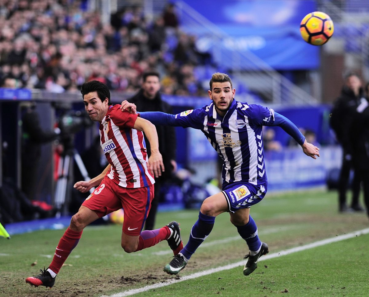 Gaitán y Hernández luchan por el balón durante el partido de este sábado en Vitoria. (Foto Prensa Libre: AFP)