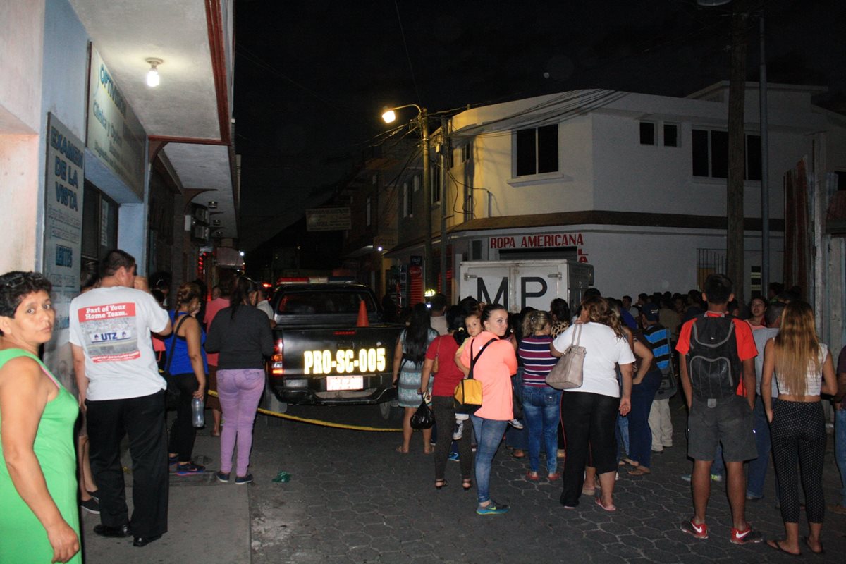 Curiosos permanecen en el sector sonde ocurrió el ataque en Guastatoya. (Foto Prensa Libre: Héctor Contreras).