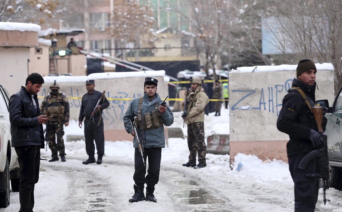 Efectivos de seguridad montan guardia frente a la sede del Tribunal Supremo en Kabul, Afganistán. (Foto Prensa Libre:EFE).