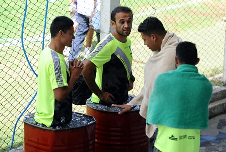 José Contreras y Jairo Arreola realizan una sesión de crioterapia en el estadio Pensativo. (Foto Prensa Libre: Francisco Sánchez).