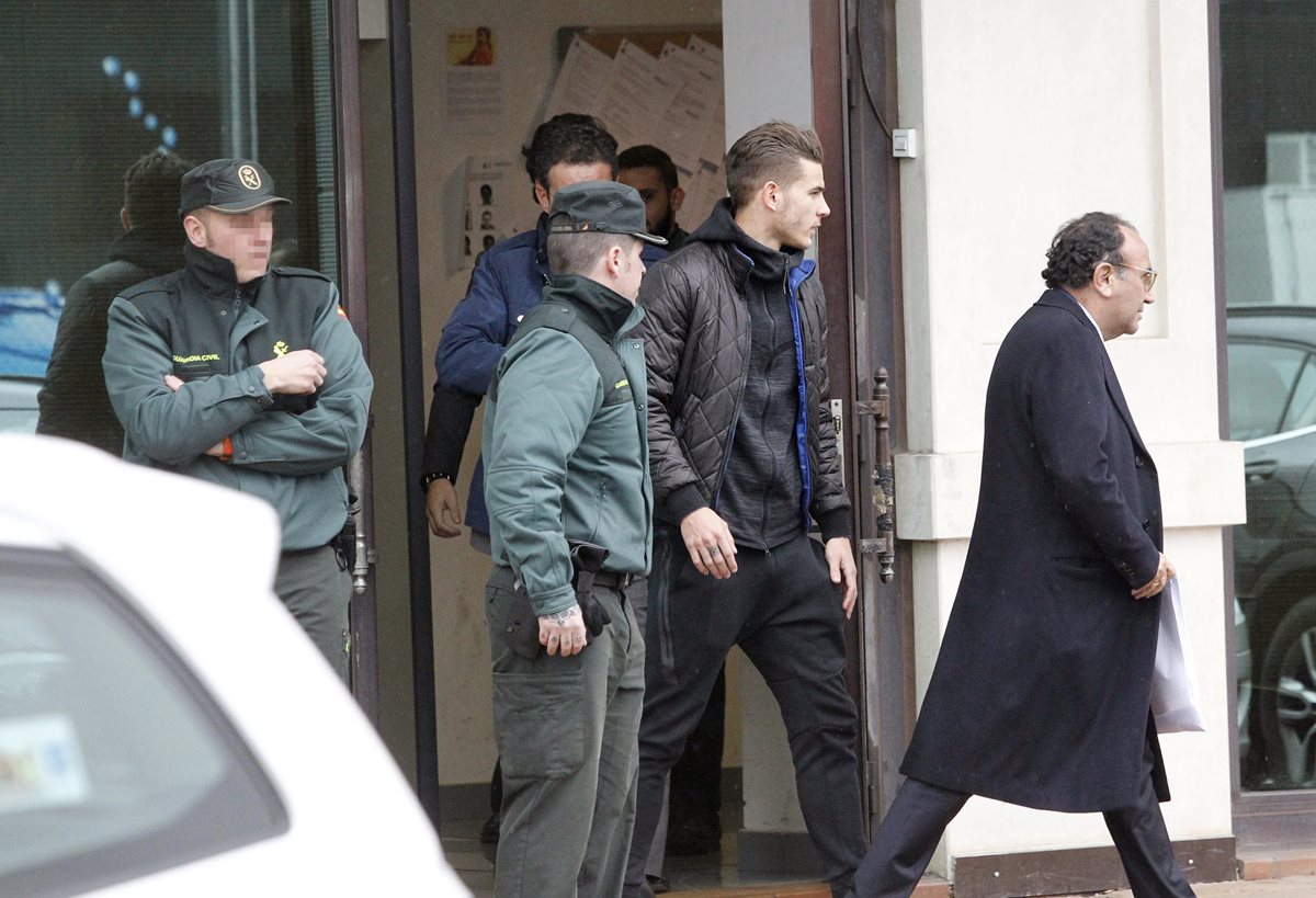 Lucas Hernández (c) a su salida de los juzgados de Majadahonda donde ha pasado a disposición judicial acusado de un delito de malos tratos. (Foto Prensa Libre: EFE)